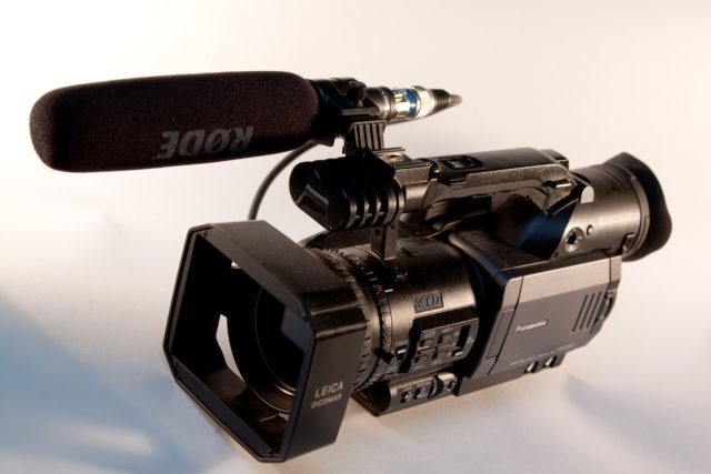 動画撮影でビデオカメラ Vs 一眼レフカメラ どっちが良い 撮影で使うカメラの選び方３つのポイント 動画制作会社シネマドライブ